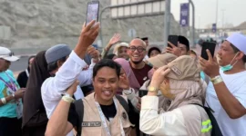 Wamenhaj, Dahnil Anzar Simanjuntak menyapa jemaah haji Indonesia usai salat Subuh di kawasan Syiyah, Kamis (21/5/2026). (Foto: Kemenhaj)