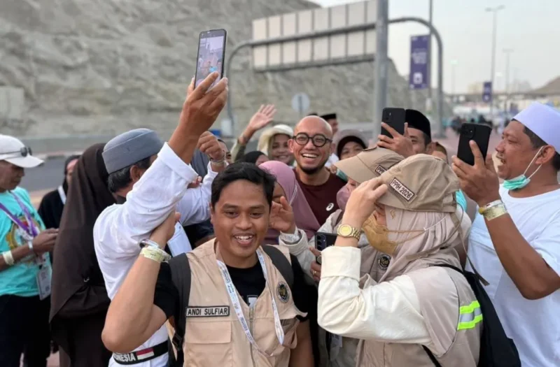 Wamenhaj, Dahnil Anzar Simanjuntak menyapa jemaah haji Indonesia usai salat Subuh di kawasan Syiyah, Kamis (21/5/2026). (Foto: Kemenhaj)