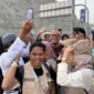 Wamenhaj, Dahnil Anzar Simanjuntak menyapa jemaah haji Indonesia usai salat Subuh di kawasan Syiyah, Kamis (21/5/2026). (Foto: Kemenhaj)