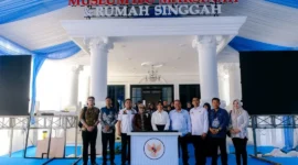 Wamenpar Ni Luh Puspa di depan Museum Marsinah yang baru saja diresmikan oleh Presiden Prabowo Subianto di Desa Wisata Nglundo, Jawa Timur, Sabtu (16/5/2026). (Foto: Kemenpar)