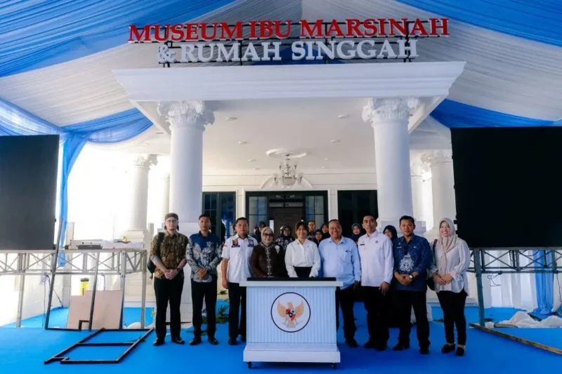 Wamenpar Ni Luh Puspa di depan Museum Marsinah yang baru saja diresmikan oleh Presiden Prabowo Subianto di Desa Wisata Nglundo, Jawa Timur, Sabtu (16/5/2026). (Foto: Kemenpar)