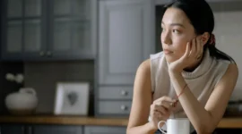 Ilustrasi wanita sedang duduk sendiri. (Foto: Pexels)