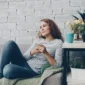 Ilustrasi seorang wanita sedang bersantai. (Foto: Pexels)
