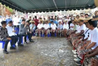 Wakil Presiden Gibran Rakabuming saat berdialog dengan petani di Pantai Mulut Seribu, Desa Daiama, Kecamatan Landu Leko, Kabupaten Rote Ndao, Nusa Tenggara Timur, Jumat (22/5/2026). (Foto: BPMI Setwapres)