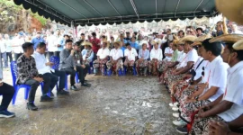 Wakil Presiden Gibran Rakabuming saat berdialog dengan petani di Pantai Mulut Seribu, Desa Daiama, Kecamatan Landu Leko, Kabupaten Rote Ndao, Nusa Tenggara Timur, Jumat (22/5/2026). (Foto: BPMI Setwapres)