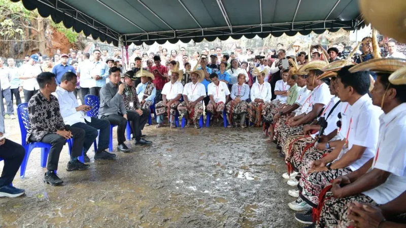 Wakil Presiden Gibran Rakabuming saat berdialog dengan petani di Pantai Mulut Seribu, Desa Daiama, Kecamatan Landu Leko, Kabupaten Rote Ndao, Nusa Tenggara Timur, Jumat (22/5/2026). (Foto: BPMI Setwapres)