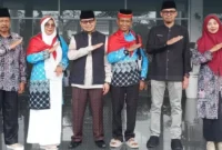 Wakil Wali Kota Bukittinggi bersama perwakilan Kemenhaj melepas dua JCH Kloter I4 menuju Embarkasi Padang, Jumat (8/5/2026). (Foto: Diskominfo Bukittinggi)