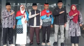 Wakil Wali Kota Bukittinggi bersama perwakilan Kemenhaj melepas dua JCH Kloter I4 menuju Embarkasi Padang, Jumat (8/5/2026). (Foto: Diskominfo Bukittinggi)