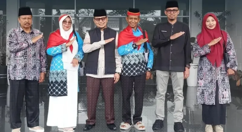Wakil Wali Kota Bukittinggi bersama perwakilan Kemenhaj melepas dua JCH Kloter I4 menuju Embarkasi Padang, Jumat (8/5/2026). (Foto: Diskominfo Bukittinggi)