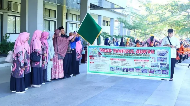 Wakil Wali Kota Elzadaswarman melepas Pawai Ta’aruf AKSIORA di halaman Kantor Wali Kota Payakumbuh, Sabtu (23/5/2026). (Foto: MC Payakumbuh)
