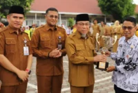 Wakil Wali Kota Padang Maigus Nasir menyerahkan piala O2SN Tingkat SD dan SMP se-Kota Padang 2026 di Kantor Disdikbud Padang, Senin (25/5/2026). (Foto: Pemko Padang)