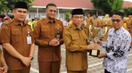 Wakil Wali Kota Padang Maigus Nasir menyerahkan piala O2SN Tingkat SD dan SMP se-Kota Padang 2026 di Kantor Disdikbud Padang, Senin (25/5/2026). (Foto: Pemko Padang)