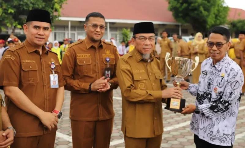 Wakil Wali Kota Padang Maigus Nasir menyerahkan piala O2SN Tingkat SD dan SMP se-Kota Padang 2026 di Kantor Disdikbud Padang, Senin (25/5/2026). (Foto: Pemko Padang)