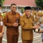 Wakil Wali Kota Padang Maigus Nasir menyerahkan piala O2SN Tingkat SD dan SMP se-Kota Padang 2026 di Kantor Disdikbud Padang, Senin (25/5/2026). (Foto: Pemko Padang)