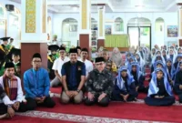 Wakil Wali Kota Padang, Maigus Nasir menutup Khatam Al Quran Angkatan ke-21 dan Wisuda Iqra Angkatan ke-11 TPQ/TQA Masjid Nurul Yaqin Ranah Cubadak, Minggu (31/5/2026). (Foto: Pemko Padang)