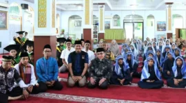 Wakil Wali Kota Padang, Maigus Nasir menutup Khatam Al Quran Angkatan ke-21 dan Wisuda Iqra Angkatan ke-11 TPQ/TQA Masjid Nurul Yaqin Ranah Cubadak, Minggu (31/5/2026). (Foto: Pemko Padang)