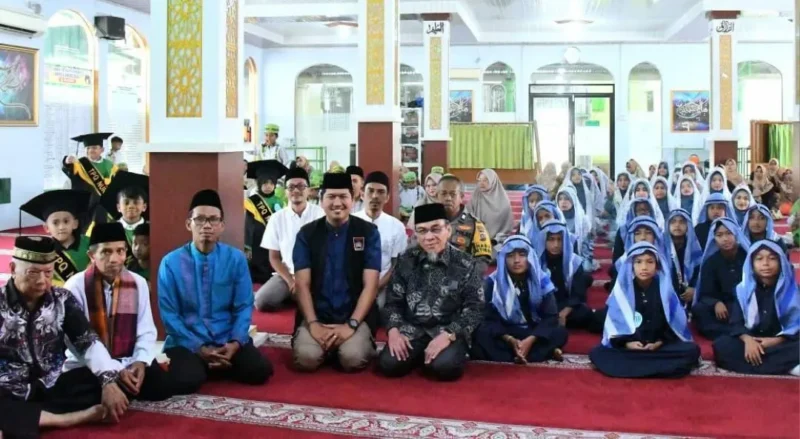Wakil Wali Kota Padang, Maigus Nasir menutup Khatam Al Quran Angkatan ke-21 dan Wisuda Iqra Angkatan ke-11 TPQ/TQA Masjid Nurul Yaqin Ranah Cubadak, Minggu (31/5/2026). (Foto: Pemko Padang)