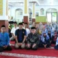 Wakil Wali Kota Padang, Maigus Nasir menutup Khatam Al Quran Angkatan ke-21 dan Wisuda Iqra Angkatan ke-11 TPQ/TQA Masjid Nurul Yaqin Ranah Cubadak, Minggu (31/5/2026). (Foto: Pemko Padang)