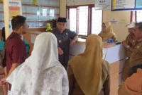 Wakil Wali Kota Padang, Maigus Nasir, melakukan sidak ke Kantor Kelurahan Sungai Sapih, Kecamatan Kuranji, Selasa (19/5/2026). (Foto: Pemko Padang)
