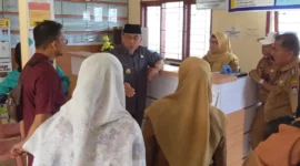 Wakil Wali Kota Padang, Maigus Nasir, melakukan sidak ke Kantor Kelurahan Sungai Sapih, Kecamatan Kuranji, Selasa (19/5/2026). (Foto: Pemko Padang)