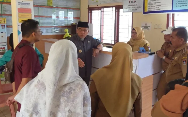 Wakil Wali Kota Padang, Maigus Nasir, melakukan sidak ke Kantor Kelurahan Sungai Sapih, Kecamatan Kuranji, Selasa (19/5/2026). (Foto: Pemko Padang)