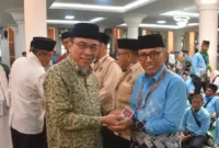 Wakil Wali Kota Padang Maigus Nasir melepas 383 JCH Kota Padang Kloter 8 di Masjid Agung Nurul Iman, Jumat (1/5/2026). (Foto: Prokopim Padang)
