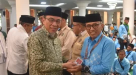 Wakil Wali Kota Padang Maigus Nasir melepas 383 JCH Kota Padang Kloter 8 di Masjid Agung Nurul Iman, Jumat (1/5/2026). (Foto: Prokopim Padang)