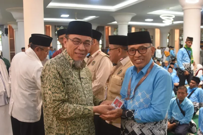 Wakil Wali Kota Padang Maigus Nasir melepas 383 JCH Kota Padang Kloter 8 di Masjid Agung Nurul Iman, Jumat (1/5/2026). (Foto: Prokopim Padang)