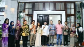 Wakil Wali Kota Padang, Maigus Nasir menyambut kedatangan delegasi UniKL Malaysia di Kediaman Resmi Wakil Wali Kota, Jumat (1/5/2026). (Foto: Prokopim Padang)