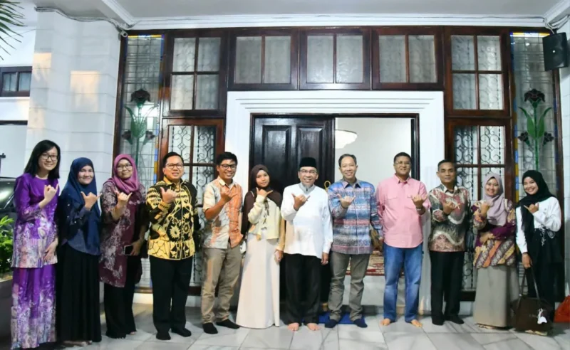 Wakil Wali Kota Padang, Maigus Nasir menyambut kedatangan delegasi UniKL Malaysia di Kediaman Resmi Wakil Wali Kota, Jumat (1/5/2026). (Foto: Prokopim Padang)