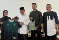 Wakil Wali Kota Padang Maigus Nasir menerima audiensi dari perwakilan PT Paragon Technology and Innovation melalui brand Kahf di Rumah Dinas Wakil Wali Kota Padang, Jumat (22/5/2026). (Foto: Pemko Padang)