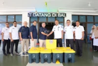 Wawako Pariaman Mulyadi menerima tong sampah dari PT Semen Padang. (Foto: Kominfo Pariaman)