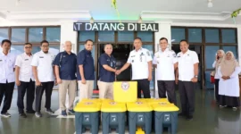 Wawako Pariaman Mulyadi menerima tong sampah dari PT Semen Padang. (Foto: Kominfo Pariaman)