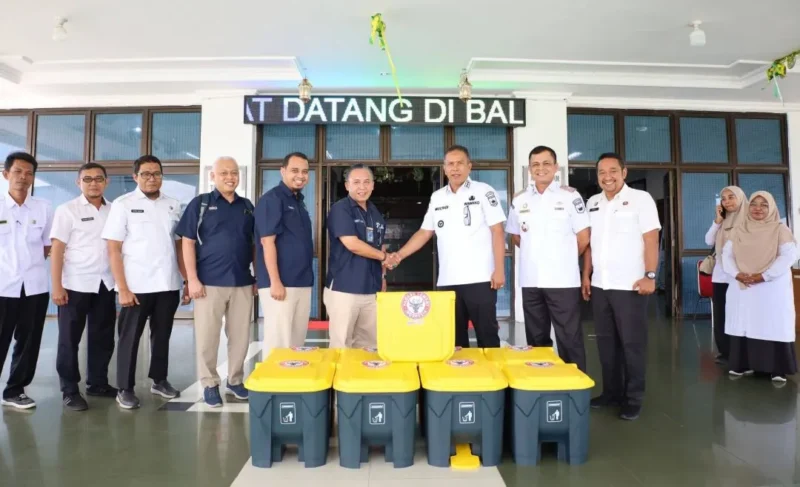 Wawako Pariaman Mulyadi menerima tong sampah dari PT Semen Padang. (Foto: Kominfo Pariaman)