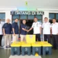 Wawako Pariaman Mulyadi menerima tong sampah dari PT Semen Padang. (Foto: Kominfo Pariaman)