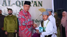 Wakil Wali Kota Payakumbuh Elzadaswarman saat menghadiri Wisuda Akbar Tahfidz Al Quran ke-VI Perguruan Islam Darussalam di Kelurahan Taratak Padang Kampuang, Minggu (17/5/2026). (Foto: MC Payakumbuh)