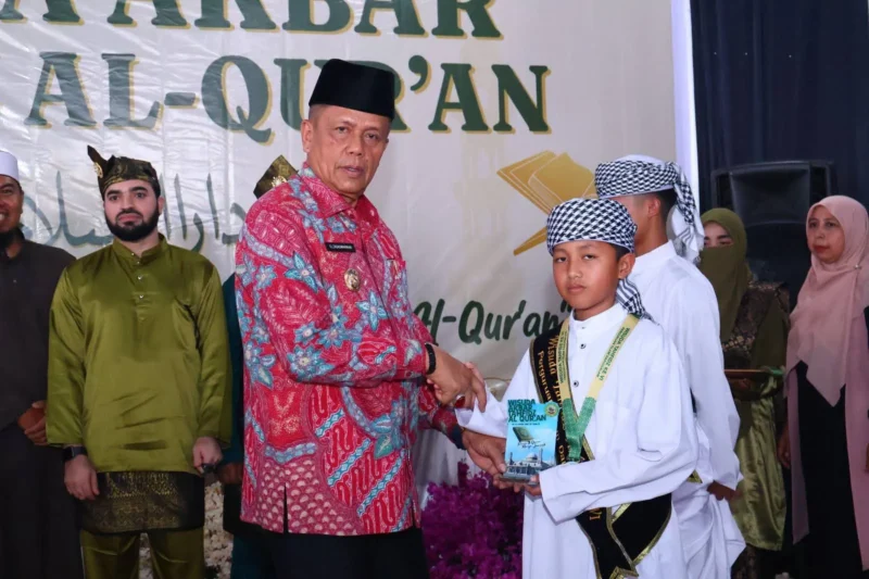 Wakil Wali Kota Payakumbuh Elzadaswarman saat menghadiri Wisuda Akbar Tahfidz Al Quran ke-VI Perguruan Islam Darussalam di Kelurahan Taratak Padang Kampuang, Minggu (17/5/2026). (Foto: MC Payakumbuh)