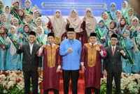 Sekdaprov Sumbar, Arry Yuswandi menghadiri Wisuda Angkatan dan Wisuda Tahfiz Generasi XVII MAS Perguruan Islam Ar Risalah Tahun Pelajaran 2025/2026 di Gedung Serba Guna H. Firman Bahar Yayasan Waqaf Ar Risalah, Minggu (10/5/2026). (Foto: ADPSB)