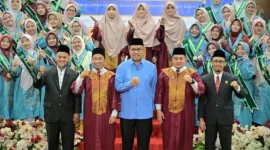 Sekdaprov Sumbar, Arry Yuswandi menghadiri Wisuda Angkatan dan Wisuda Tahfiz Generasi XVII MAS Perguruan Islam Ar Risalah Tahun Pelajaran 2025/2026 di Gedung Serba Guna H. Firman Bahar Yayasan Waqaf Ar Risalah, Minggu (10/5/2026). (Foto: ADPSB)