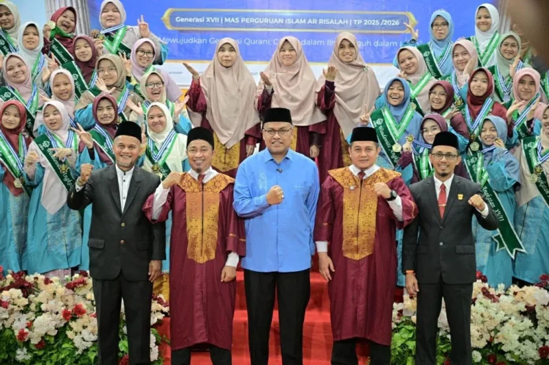 Sekdaprov Sumbar, Arry Yuswandi menghadiri Wisuda Angkatan dan Wisuda Tahfiz Generasi XVII MAS Perguruan Islam Ar Risalah Tahun Pelajaran 2025/2026 di Gedung Serba Guna H. Firman Bahar Yayasan Waqaf Ar Risalah, Minggu (10/5/2026). (Foto: ADPSB)