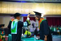 Rektor Unand, Efa Yonnedi, Ph.D memindahkan jambul wisudawati pada Wisuda II Tahun 2026 di Auditorium Kampus Limau Manis. (Foto: Humas Unand)