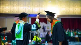 Rektor Unand, Efa Yonnedi, Ph.D memindahkan jambul wisudawati pada Wisuda II Tahun 2026 di Auditorium Kampus Limau Manis. (Foto: Humas Unand)
