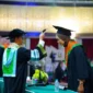 Rektor Unand, Efa Yonnedi, Ph.D memindahkan jambul wisudawati pada Wisuda II Tahun 2026 di Auditorium Kampus Limau Manis. (Foto: Humas Unand)