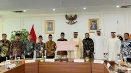 Penyerahan bantuan untuk Jemaah haji Indonesia dari Zayed Foundation senilai sekitar USD 190.000 atau setara Rp3,3 miliar di Gedung Kemenhaj, MH Thamrin, Jakarta, Selasa (12/5/2026). (Foto: Kemenhaj)