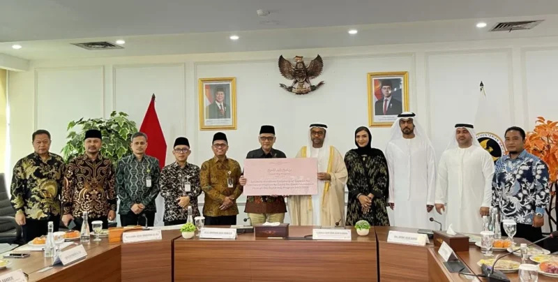 Penyerahan bantuan untuk Jemaah haji Indonesia dari Zayed Foundation senilai sekitar USD 190.000 atau setara Rp3,3 miliar di Gedung Kemenhaj, MH Thamrin, Jakarta, Selasa (12/5/2026). (Foto: Kemenhaj)