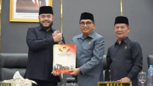 Rapat Paripurna DPRD Padang