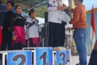 Penyerahan hadiah kepada pemenang. (Foto: Ist)