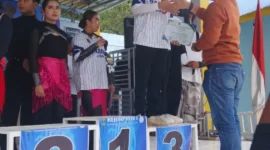 Penyerahan hadiah kepada pemenang. (Foto: Ist)