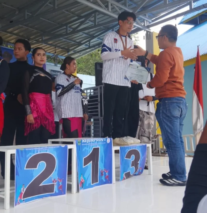 Penyerahan hadiah kepada pemenang. (Foto: Ist)
