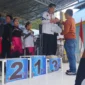Penyerahan hadiah kepada pemenang. (Foto: Ist)